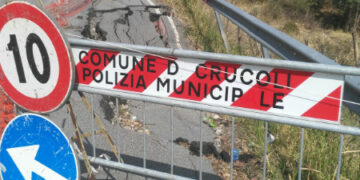 Crucoli, ancora nessun intervento per la pericolosa frana sulla provinciale SP1