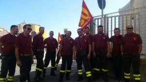 I lavoratori precari dei Vigili del Fuoco sono scesi in piazza in protesta davanti le rispettive Prefetture