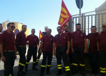 I lavoratori precari dei Vigili del Fuoco sono scesi in piazza in protesta davanti le rispettive Prefetture