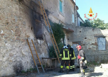 Incendio in un casolare a Botricello, tempestivo l’intervento dei Vigili del Fuoco