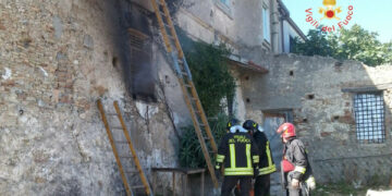 Incendio in un casolare a Botricello, tempestivo l’intervento dei Vigili del Fuoco