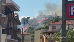 Incendio sulla collina del Santuario di Madonna d'Itria a Cirò Marina, paura per gli abitanti nella zona