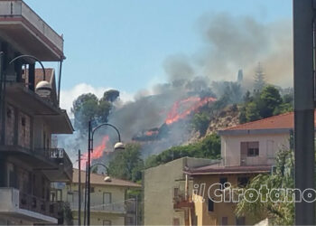 Incendio sulla collina del Santuario di Madonna d’Itria a Cirò Marina, paura per gli abitanti nella zona