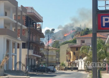 Incendio sulla collina del Santuario di Madonna d’Itria a Cirò Marina, paura per gli abitanti nella zona