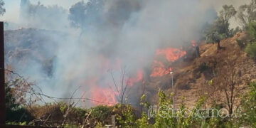 Incendio sulla collina del Santuario di Madonna d’Itria a Cirò Marina, paura per gli abitanti nella zona