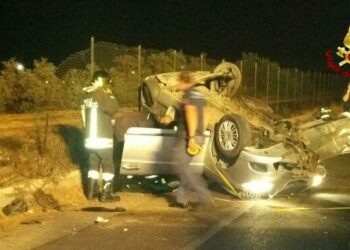 Incidente stradale nella zona industriale di Crotone, estratto un uomo inzuppato di carburante