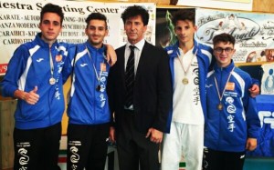 L'AKC di Crotone sul podio alle fasi regionali del Campionato Italiano Juniores ed Esordienti B - da sx Candigliota, Marchio, M° Stefanizzi, Lo Iacono, Sorrentino
