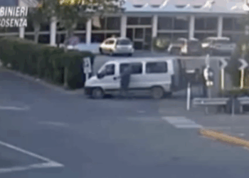 Paga in base al colore della pelle, agli africani 10 euro in meno. Due arresti