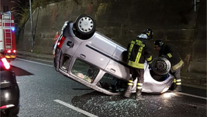 Ribaltamento autovettura in Viale de Filippis a Catanzaro