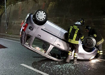 Ribaltamento autovettura in Viale de Filippis a Catanzaro