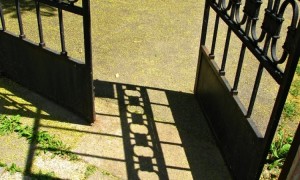 Rischia il carcere chi installa e chiude a chiave un cancello di accesso alla scala condominiale