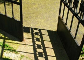 Rischia il carcere chi installa e chiude a chiave un cancello di accesso alla scala condominiale