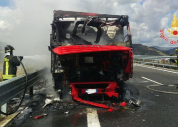 Tir in fiamme sulla SS280 in località Germaneto di Catanzaro