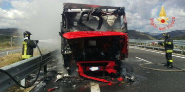 Tir in fiamme sulla SS280 in località Germaneto di Catanzaro