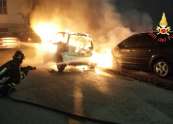 Tre auto in fiamme nella notte, tempestivo l’intervento dei Vigili del Fuoco