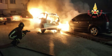 Tre auto in fiamme nella notte, tempestivo l’intervento dei Vigili del Fuoco