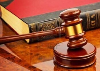 Il dipendente che denuncia il datore di lavoro, poi assolto, non dev’essere licenziato