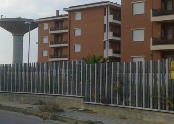 A Cutro la Caserma dell’Esercito non si farà più. Chi pagherà l’enorme spreco di risorse pubbliche?