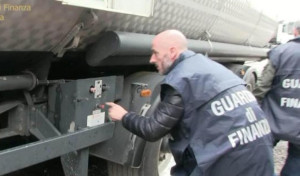 Autocarri con gasoio agricolo, sequestrati dalla Finanza 1400 litri e denunciato imprenditore