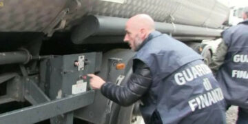Autocarri con gasoio agricolo, sequestrati dalla Finanza 1400 litri e denunciato imprenditore
