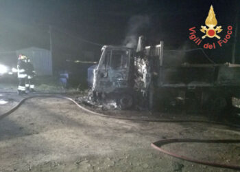In fiamme automezzi di proprietà di una ditta edile, immediato intervento i Vigili del Fuoco