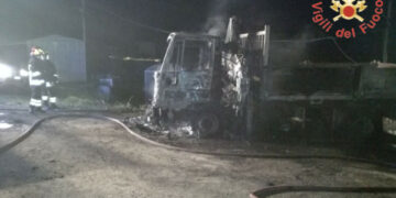 In fiamme automezzi di proprietà di una ditta edile, immediato intervento i Vigili del Fuoco