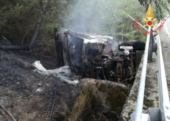 Camion esce fuoristrada, si rovescia sul fianco e prende fuoco, salvo l’autista