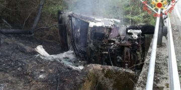 Camion esce fuoristrada, si rovescia sul fianco e prende fuoco, salvo l’autista