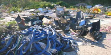 Carrozziere abbandona rifiuti speciali della propria attività, denunciato dai Carabinieri Forestali