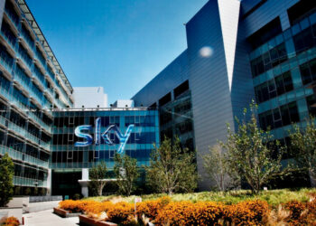 Chi utilizza dispositivi per vedere Sky senza pagare l’abbonamento rischia il carcere e una multa