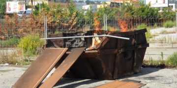 Crotone, Sorpresi a bruciare rifiuti in un cassone metallico, due persone denunciate