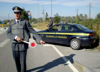 Trasportava 14 chili di sigarette di contrabbando, Arrestato albanese