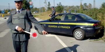 Trasportava 14 chili di sigarette di contrabbando, Arrestato albanese