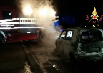 In fiamme un’autovettura nella notte a Catanzaro