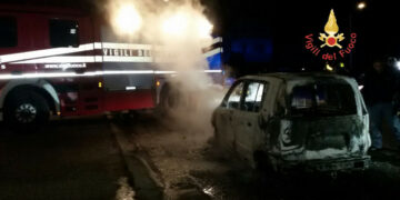 In fiamme un’autovettura nella notte a Catanzaro