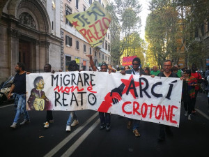 L'Arci Crotone alla manifestazione Migrare non è reato (1)