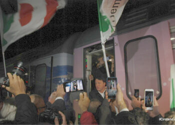 Matteo Renzi arriva alla stazione di Cirò con il treno del Pd