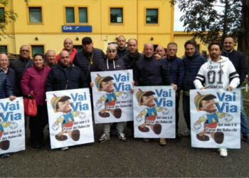 Matteo Renzi arriva alla stazione di Cirò con il treno del Pd
