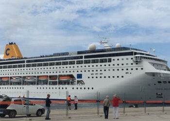 Nel porto di Reggio Calabria approda la nave Costa NeoRiviera di Costa Crociere