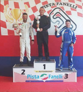 Nuovi traguardi per il pilota disabile coriglianese Alessandro Chiarelli - Alessandro Chiarelli, a sinistra, sul podio.