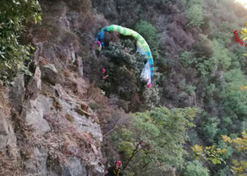 Precipitata con il parapendio su una parete rocciosa, salvato dai Vigili del Fuoco