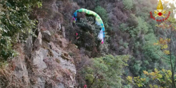 Precipitata con il parapendio su una parete rocciosa, salvato dai Vigili del Fuoco