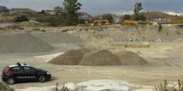 Rocca di Neto: rubavano inerti dal fiume Neto, due arresti