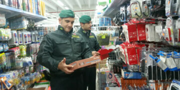 Sequestrati 21 mila prodotti illegali, 10 denunce e segnalate 11 persone per abusivismo commerciale