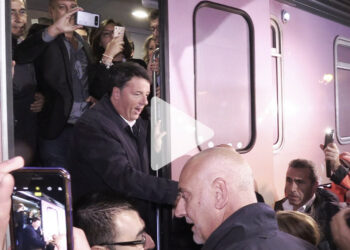 VIDEO – Matteo Renzi arriva alla stazione di Cirò con il treno del Pd