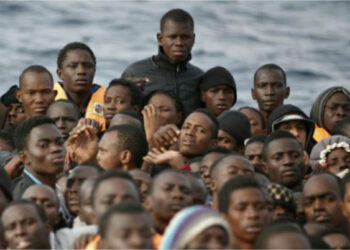 Sbarco di 33 migranti al largo di Crotone, chiedono aiuto ai Carabinieri e salvati dalla Guardia Costiera