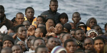 Sbarco di 33 migranti al largo di Crotone, chiedono aiuto ai Carabinieri e salvati dalla Guardia Costiera