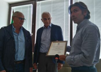 Crotone, nuoto: consegnata una pergamena al nuotatore Salvatore Sinopoli e alla Lacinia nuoto