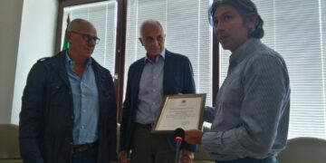 Crotone, nuoto: consegnata una pergamena al nuotatore Salvatore Sinopoli e alla Lacinia nuoto