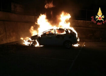 Auto in fiamme nella notte, intervengono i Vigili del Fuoco